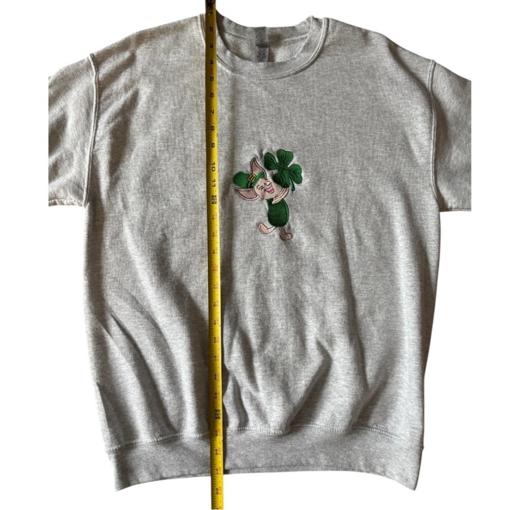 St. Patty’s Day Themed Embroidered Women’s Gray Crewneck Sweatshirt Size Medium - Picture 8 of 8